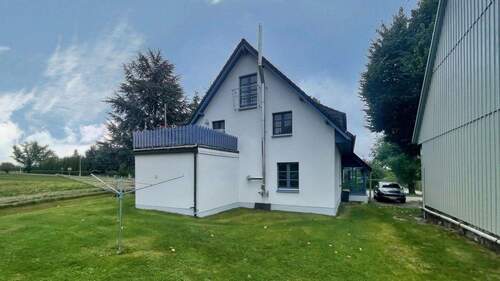 Seitenansicht Haus - 1 Zimmer Mehrfamilienhaus, Wohnhaus in Ohorn