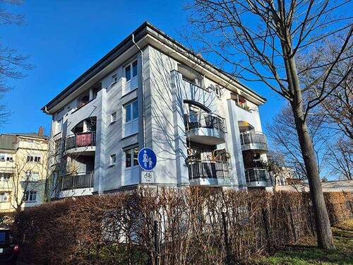 Gebäudeansicht im Winter - 3 Zimmer Etagenwohnung zum Kaufen in Dresden