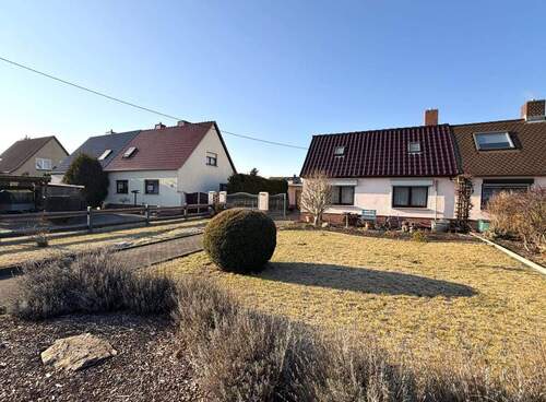 Objektvorderseite - 6 Zimmer Doppelhaushälfte zum Kaufen in Sandersdorf-Brehna