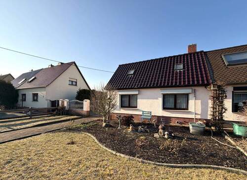 Objektvorderseite - 6 Zimmer Doppelhaushälfte in Sandersdorf-Brehna