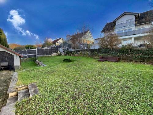 Gartenansicht vom Hauseingang - Mehrfamilienhaus, Wohnhaus mit 236,00 m&sup2; in Bad Bellingen zum Kaufen