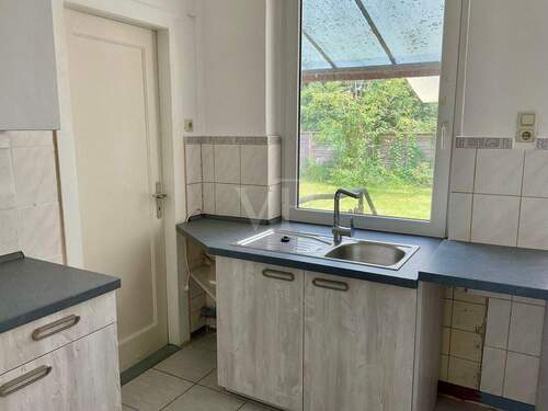 Küche mit Zugang zur Vorratskammer - 