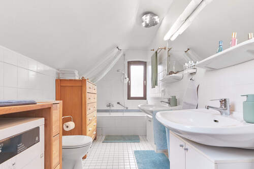 Badezimmer - Etagenwohnung mit 105,00 m&sup2; in Achim zur Miete