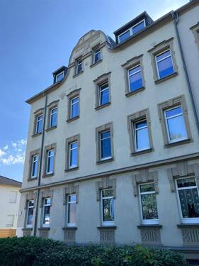 Hausansicht - Großzügige 2-Zimmer mit EBK, Laminat, Stellplatz, Balkon und Wanne in zentraler Lage!