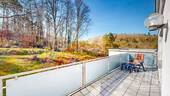 Balkon mit Ausblick in den Wald - 
