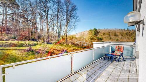 Balkon mit Ausblick in den Wald - 