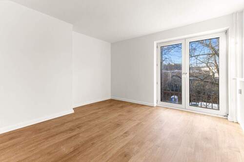 Heller Raum mit hochwertigem Parkettboden - 