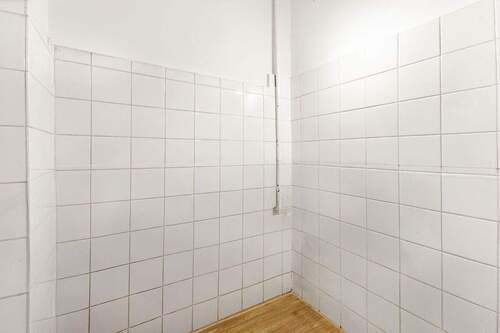 Separate Küchenfläche mit Anschlussmöglichkeiten für eine Einbauküche - 