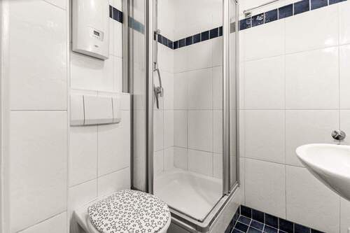 Zeitloses Badezimmer mit Dusche - 