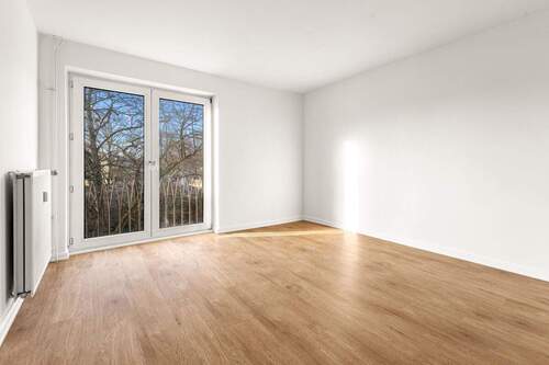 Wohn- und Schlafbereich mit großen Fensterflächen - Sanierte 1-Zimmer Wohnung in zentraler Lage von Winterhude - Mit französischem Balkon