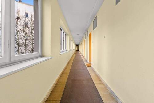 Gepflegter Hausflur mit Tageslichteinfall - Etagenwohnung mit 24,00 m&sup2; in Hamburg zum Kaufen