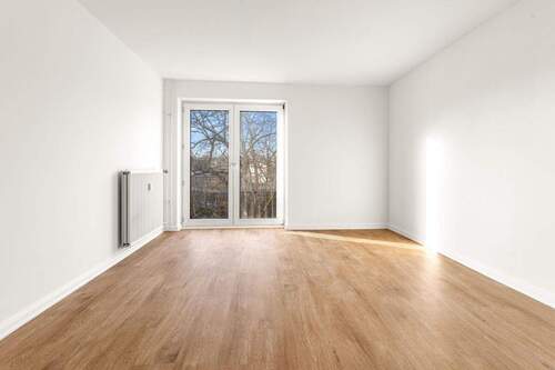Heller Raum mit hochwertigem Parkettboden - 