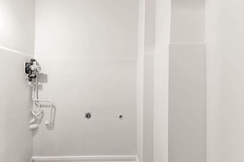 Separate Küchenfläche mit Anschlussmöglichkeiten für eine Einbauküche - 