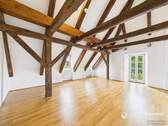 Wohnzimmer - Außergewöhnliche Dachgeschosswohnung in denkmalgeschütztem Bauernhof - hochwertig saniert, sofort bezugsfrei