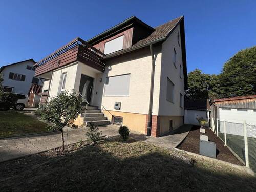 Ansicht Straße mit Zugang zur Hauptwohnung - 2-Familienhaus mit Garten und großer Garage