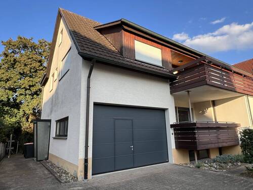 Ansicht Straße mit Garage und Zugang zur OG-Wohnung - 