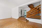Treppenaufgang vom Wohn - und Essbereich - 