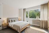 Elternschlafzimmer mit Balkon (KI generiert) - 