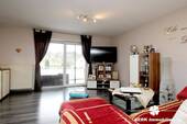 Wohnzimmer - BERK Immobilien - Gepflegte 2-Zimmer-ETW in toller Lage mit EBK, großem Balkon & PKW-Stellplatz