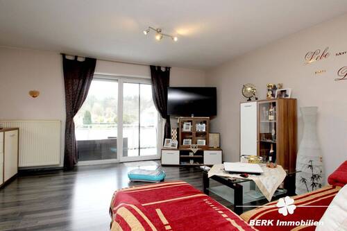 Wohnzimmer - BERK Immobilien - Gepflegte 2-Zimmer-ETW in toller Lage mit EBK, großem Balkon & PKW-Stellplatz