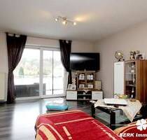 BERK Immobilien - Gepflegte 2-Zimmer-ETW in toller Lage mit EBK, großem Balkon & PKW-Stellplatz - Stockstadt am Main