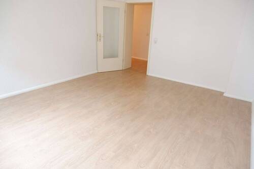 Wohnzimmer - 2 Zimmer Etagenwohnung zur Miete in Chemnitz