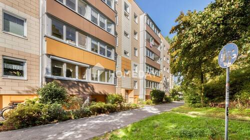 Außenansicht 1 - Gepflegte Etagenwohnung mit EBK und Wannenbad in beliebter, zentraler Lage