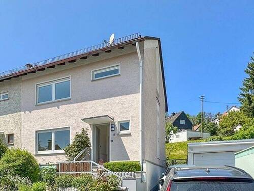 Hausansicht - Gepflegte DHH mit Küche und Garage in Ruhelage von Falkenstein