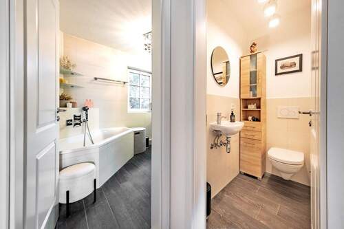 Weiträumiges Badezimmer mit getrennter Toilette - 