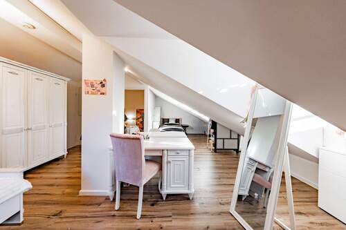 Wohnliches Schlafzimmer oder Hobbyraum im 2. Obergeschoss - 