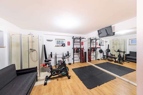 Hobbyraum mit Sauna und Dusche im Untergeschoss - 