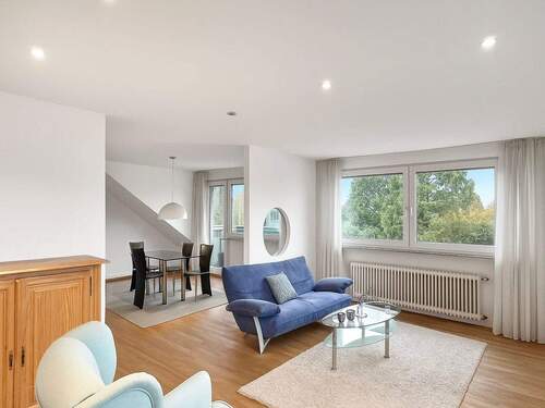 Wohn-/Essbereich - Attraktives Angebot: Großzügige Dachgeschosswohnung mit Balkon und 2 Stellplätzen