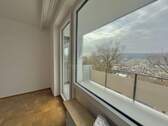 Wohnzimmer Blick Richtung Balkon - 