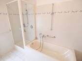 Vollbad mit separater Dusche - 