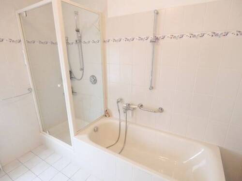 Vollbad mit separater Dusche - 