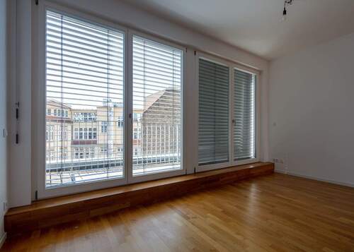 Wohnzimmer mit Terrasse - 2 Zimmer Etagenwohnung zur Miete in Berlin
