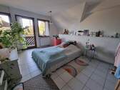Schlafzimmer im Dachgeschoss mit Ausgang auf den Balkon - 