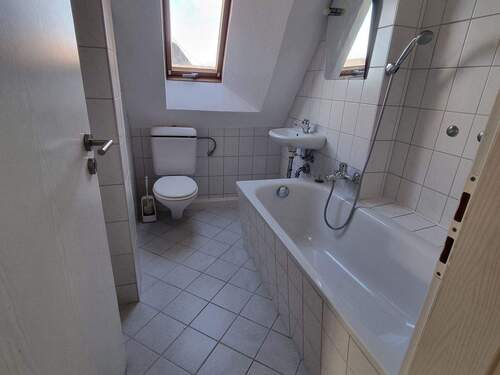 Badezimmer im Dachgeschoss - 