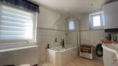 Badezimmer mit Wanne - 