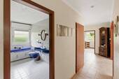 EG Flur mit Badezimmer - 