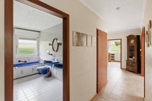 EG Flur mit Badezimmer - 