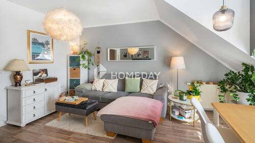 Wohnzimmer 2 - Charmante 3-Zimmer-Dachgeschosswohnung mit Balkon, Stellplatz und Keller