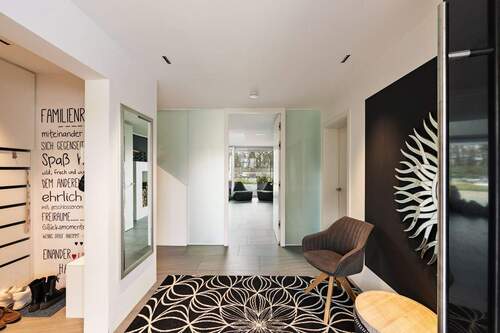 Eingangsbereich mit Diele - 7 Zimmer Einfamilienhaus zum Kaufen in Fürstenfeldbruck