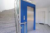 Fahrstuhl im Treppenhaus - 