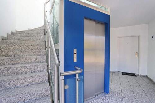 Fahrstuhl im Treppenhaus - 