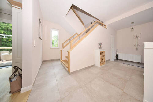 Diele mit wertiger Treppe - 