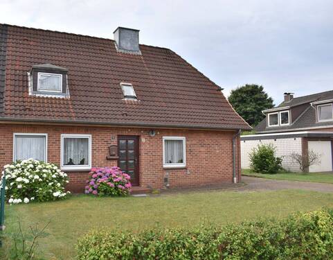 Hausansicht - schöne und zentrumsnahe DHH in Bad Bramstedt