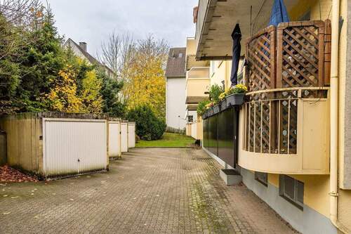 Außenansicht, Hinterhof mit Garagen - 