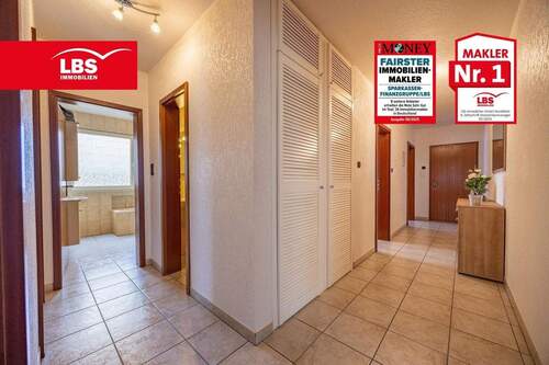 Diele - 4-Zimmer-Wohnung in Top-Zustand, mit großer Loggia, Gäste-WC und Garage