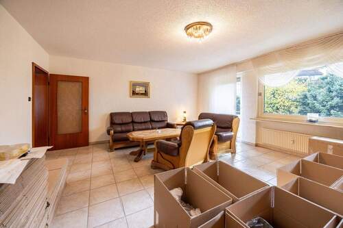 Wohnzimmer rmit Zugang Loggia - 4 Zimmer Etagenwohnung in Lüdenscheid